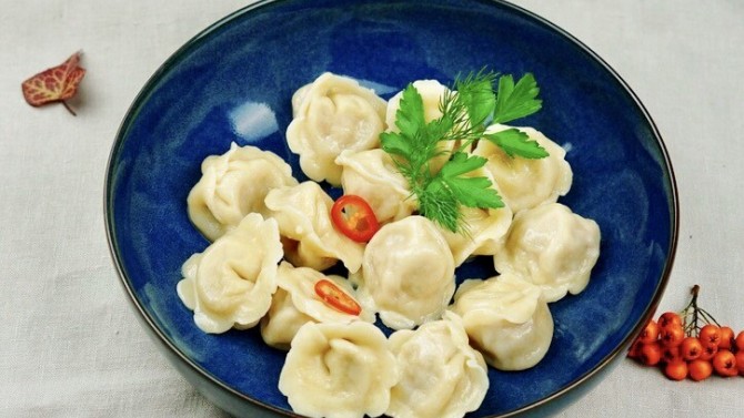 und PELMENI - Russian Dumplings With Meat